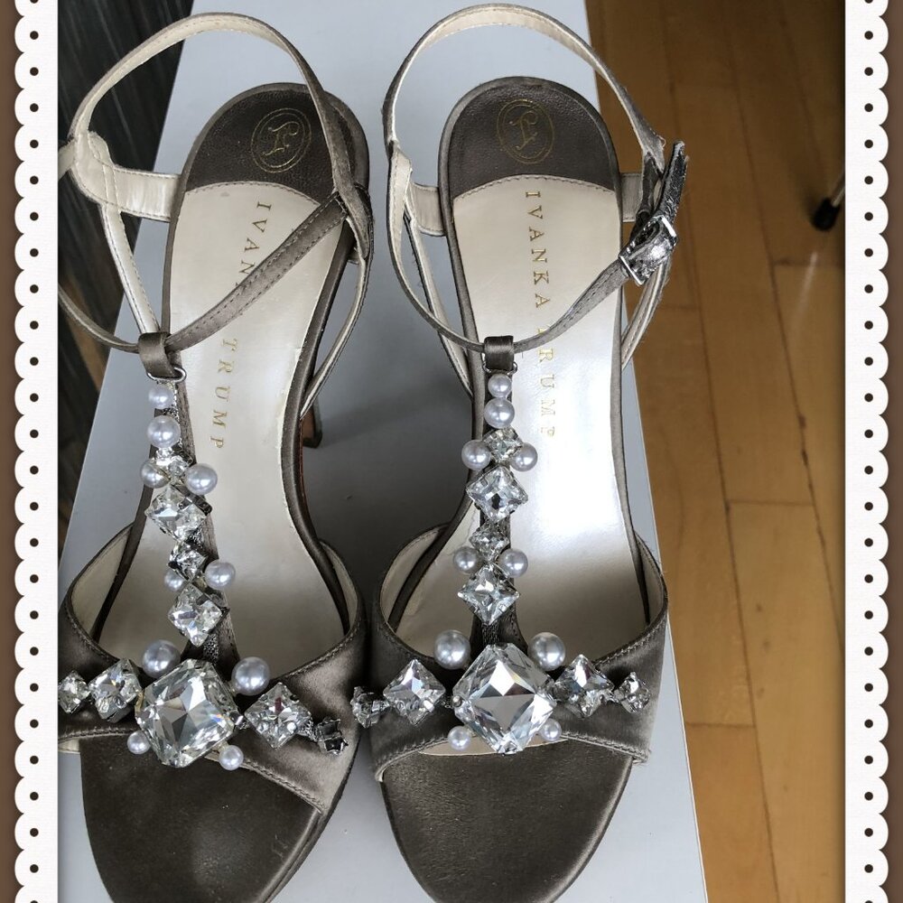 IVANKA TRUMP ALLUVIA Champagne Satin Designer Jeweled EVENING Sandals 7M
